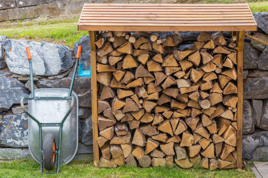 Palivové drevo musí poriadne vyschnúť: Stačí obyčajný prístrešok na drevo