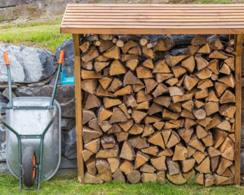 Palivové drevo musí poriadne vyschnúť: Stačí obyčajný prístrešok na drevo